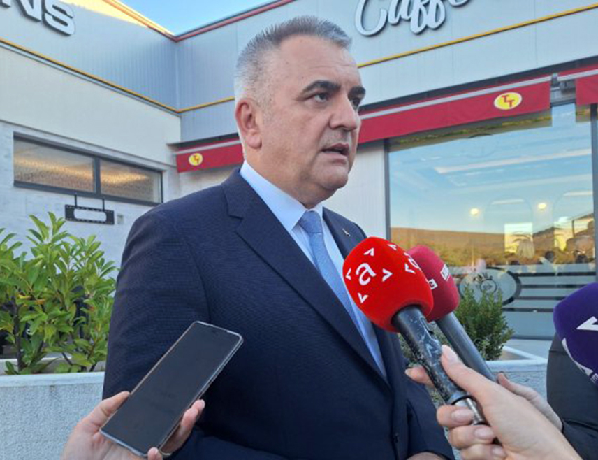 БИЛЕЋА, 6. НОВЕМБРА /СРНА/ - Премијер Републике Српске Саво Минић изјавио је данас да су се, према информацијама којима располаже, радници Рудника и Термоелектране /РиТЕ/ "Угљевик" вратили на посао и да је почео ископ угља.