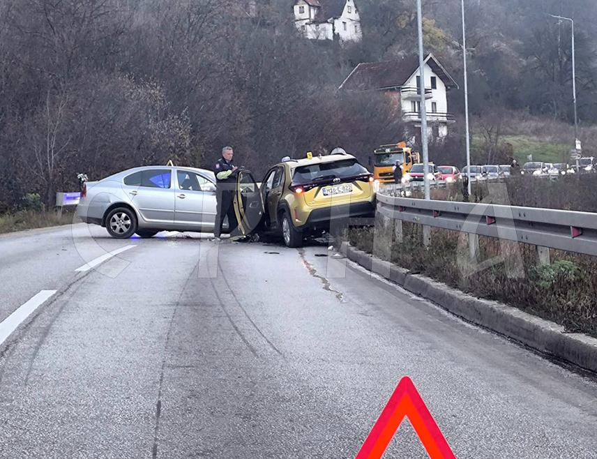 ИСТОЧНО САРАЈЕВО, 6. НОВЕМБРА /СРНА/ - Због саобраћајне несреће у мјесту Чељиговићи, на путном правцу Сарајево-Пале, саобраћај се одвија једном коловозном траком, наизмјеничним пропуштањем возила.