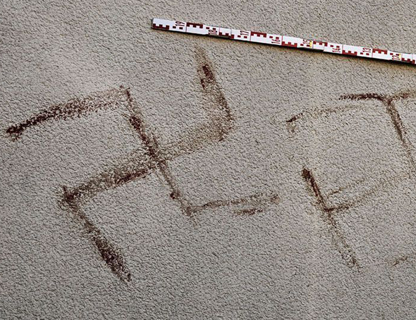 БЕРЛИН, 6. НОВЕМБРА /СРНА/ - Бројни кукасти крстови свастике осликане људском крвљу пронађене су на десетинама возила и зграда у граду Ханау у централној Њемачкој, источно од Франкфурта, саопштено је из полиције.