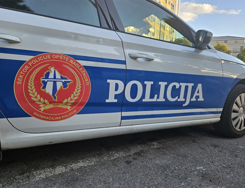 ПОДГОРИЦА, 6. НОВЕМБРА /СРНА/ - У саобраћајној несрећи која се вечерас догодила на регионалном путу Tомашево – Павино Поље погинуо је возач, док је сувозач задобио тешке повреде, саопштено је из Управе полиције.