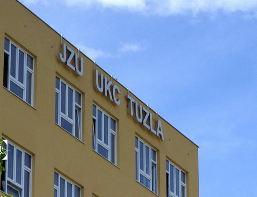 ТУЗЛА, 7. НОВЕМБРА /СРНА/ - Број страдалих у пожару у Дому пензионера у Тузли повећан је на 13, након што је у Универзитетском клиничком центру /УКЦ/ преминула још једна жена.