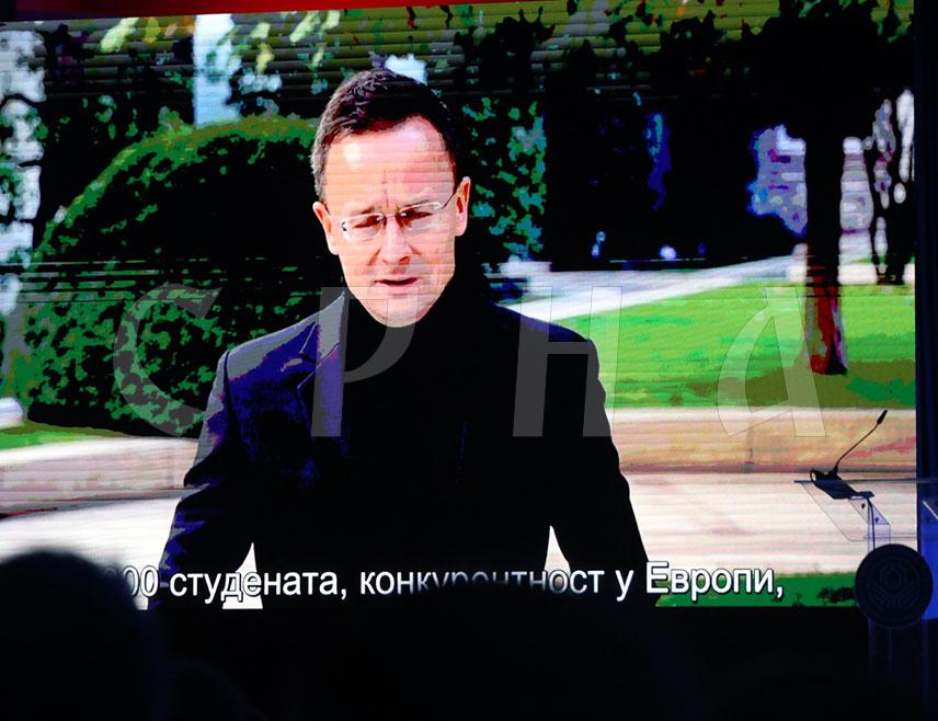 БАЊАЛУКА, 7. НОВЕМБРА /СРНА/ - Мађарском шефу дипломатије Петеру Сијарту и америчком професору Роберту Болију додијељени су почасни докторати на свечаној академији поводом обиљежавања 50 година рада и развоја Универзитета у Бањалуци.