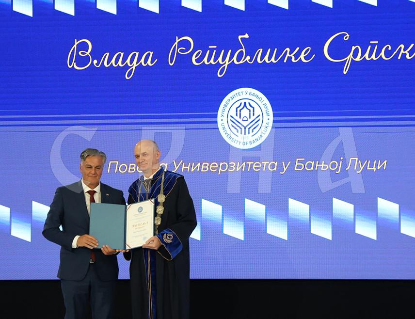 БАЊАЛУКА, 7. НОВЕМБРА /СРНА/ - Министар за научнотехнолошки развој и високо образовање Републике Српске Синиша Каран примио је Повељу Универзитета у Бањалуци, на свечаној академији поводом 50 година рада, која је додијељена Влади Српске као израз најдубље захвалности за трајну и свеобухватну подршку развоју ове установе.