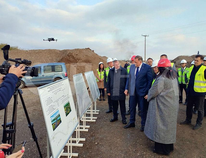 ВУКОСАВЉЕ, 7. НОВЕМБРА /СРНА/ - Лидер СНСД-а Милорад Додик изјавио је данас да изградња дионице ауто-пута од Вукосавља према Брчко дистрикту почиње у пуном капацитету.