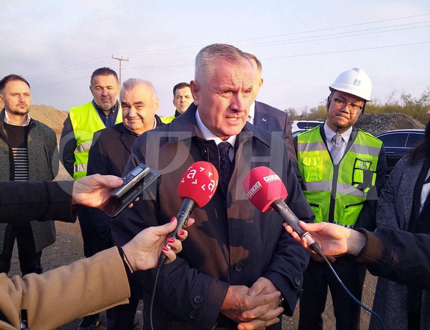 ВУКОСАВЉЕ, 7. НОВЕМБРА /СРНА/ - Вршилац дужности директора "Аутопутева Републике Српске" Радован Вишковић рекао је данас да је пројекат изградње дионице ауто-пута од Вукосавља до Брчко дистрикта, дужине 31,5 километара, вриједан 274 милиона евра и да сада може неометано да иде у реализацију.