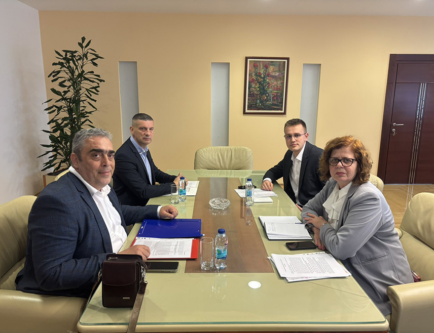 БАЊАЛУКА, 7. НОВЕМБРА /СРНА/ - Министар управе и локалне самоуправе Републике Српске Сенка Јујић одржала је данас састанак са предсједником Синдиката управе Српске Божом Марићем и предсједником Синдиката локалне самоуправе, управе и јавних служби Српске Бранком Зеленовићем у вези са посебним колективним уговором.