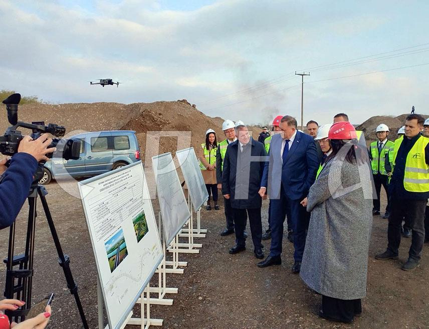 VUKOSAVLJE, NOVEMBER 7 /SRNA/ - SNSD leader Milorad Dodik stated today that construction of the highway section from Vukosavlje toward the Brčko District is starting at full capacity.