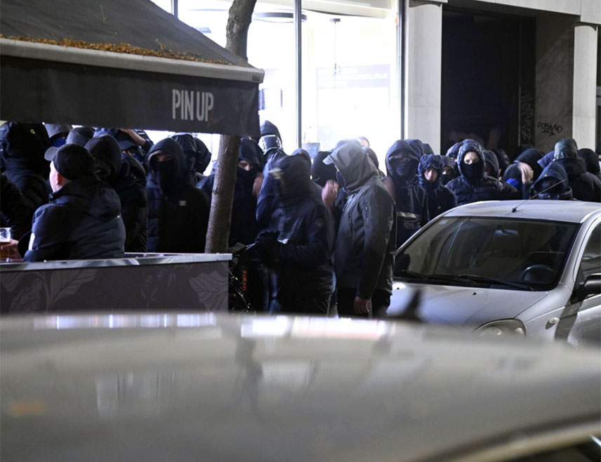 ЗАГРЕБ, 7. НОВЕМБРА /СРНА/ - Припадници интервентне полицијске јединице спријечили су вечерас у Загребу маскиране особе са капуљачама да уђу у просторије Српског културног центра, гдје је отворена изложбе "Ефемерис - легат Дејана Медаковића" којом започињу Дани српске културе.