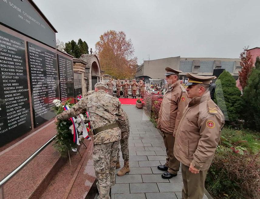 БАЊАЛУКА, 8. НОВЕМБРА /СРНА/ - У бањалучком Храму Христа Спаситеља данас је служен парастос за погинуле и нестале српске борце поводом Митровдана - крсне славе Борачке организације Републике Српске /БОРС/, те је овом приликом указано на одлучујући допринос одбрани Српске коју су дали Војска и припадници МУП-а.
