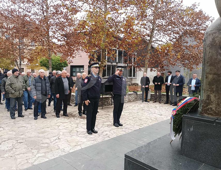 НОВИ ГРАД, 8. НОВЕМБРА /СРНА/ - У Новом Граду је данас, поводом Митровдана - крсне славе Борачке организације Републике Српске, служен помен и положени вијенци код Централног спомен-обиљежја погинулим борцима Војске Републике Српске.