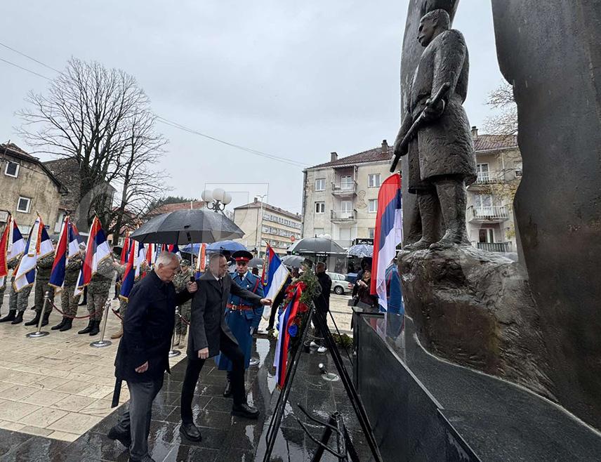 НЕВЕСИЊЕ, 8. НОВЕМБРА /СРНА/ - Српски борац се увијек водио тиме да није битно колика сила напада већ шта брани, истакао је министар рада и борачко-инвалидске заштите Данијел Егић на обиљежавању митровданских битака у Невесињу.