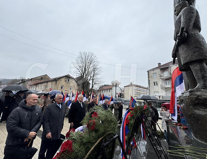 НЕВЕСИЊЕ, 8. НОВЕМБРА/СРНА/ - На Споменик слободе у Невесињу данас су положени вијенци и одата почаст страдалим српским борцима у Митровданским биткама у оквиру обиљежавања крсне славе Борачке организације Републике Српске /БОРС/ и сјећања на Митровданске битке 1992. и 1994. године.