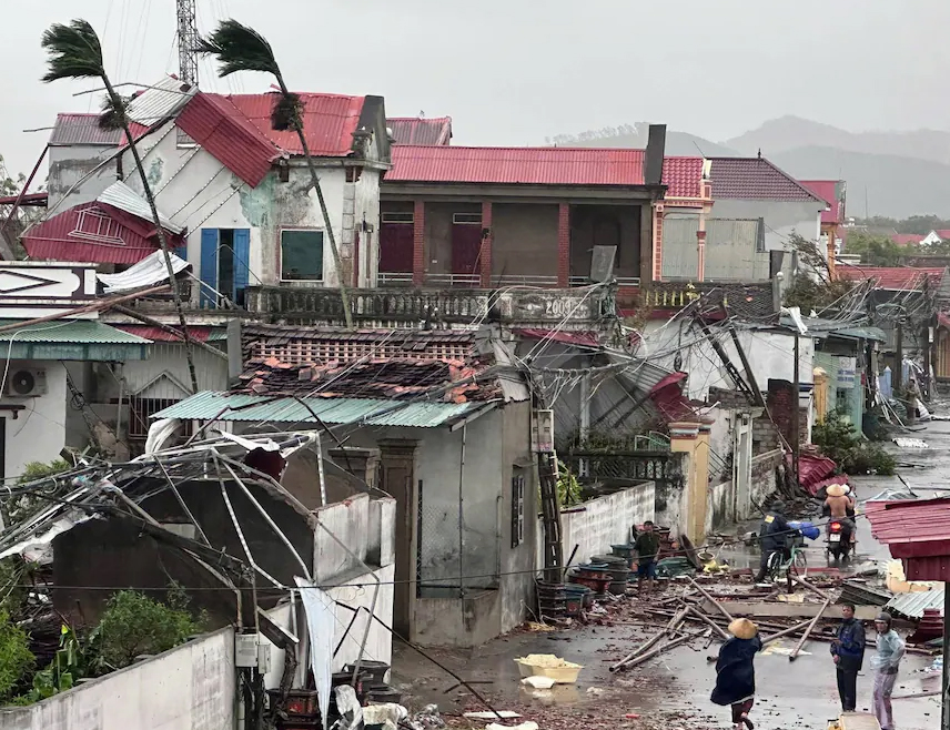 ДАК ЛАК, 8. НОВЕМБРА /СРНА/ - Најмање пет особа изгубило је живот у Вијетнаму у тајфуну "Калмаеги", снажном вјетру и обилној киши, а велики број кућа сравњен је са земљом, саопштили су званичници.