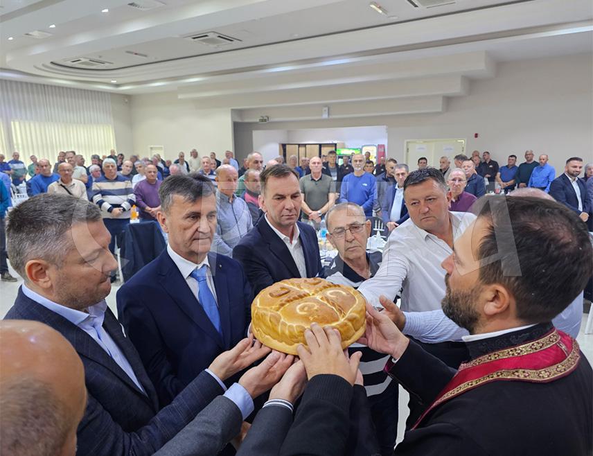 УГЉЕВИК, 8. НОВЕМБРА /СРНА/ - Борачка организација Угљевика прославила је данас крсну славу Митровдан, а испред Централног-спомен обиљежја гдје су уписана имена 301 погинулог борца Војске Републике Српске положени су вијенци и цвијеће.