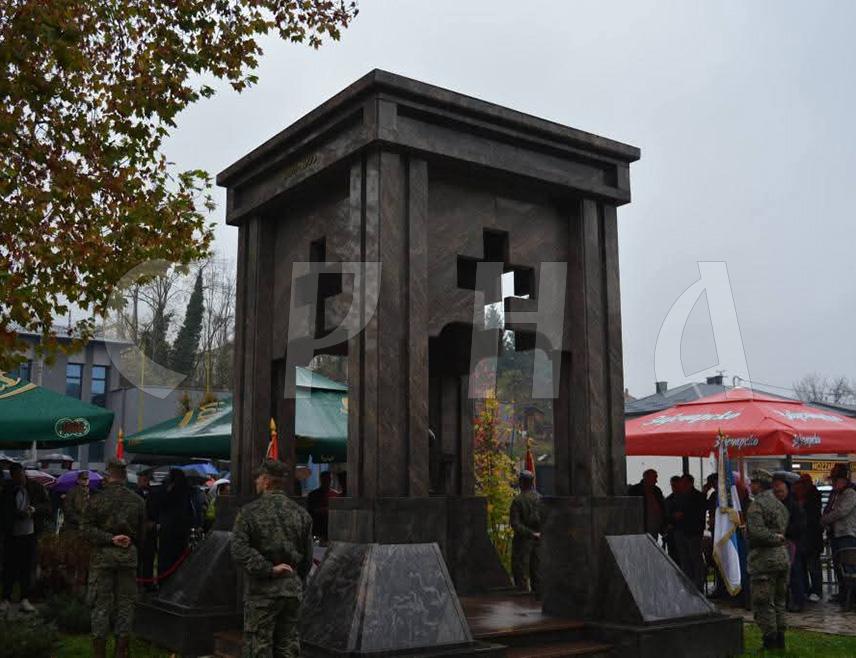 ЛОПАРЕ, 8. НОВЕМБРА /СРНА/ - У Лопарама је данас обиљежен Митровдан, крсна слава Борачке организације Републике Српске и Дан Треће мајевичке бригаде Војске Републике Српске, која је основана прије 33 године.