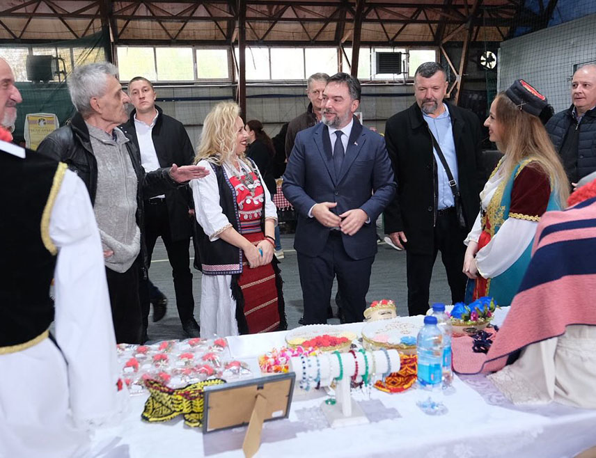 ИСТОЧНО САРАЈЕВО, 8. НОВЕМБРА /СРНА/ - Замјеник предсједавајуће Савјета министара Сташа Кошарац рекао је да је огромним задовољством данас присуствовао традиционалном Митровданском сабору у Бијељини, манифестацији посвећеној очувању народних обичаја, традиције и духа Семберије.