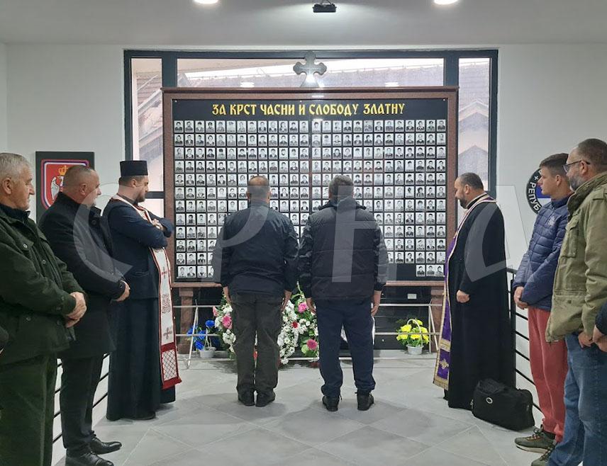 РИБНИК/ЈЕЗЕРО, 8. НОВЕМБРА /СРНА/ - У општинама Рибник и Језеро данас је прослављен Митровдан - крсна слава Борачке организације Репулике Српске /БОРС/, те су тим поводом положени вијенци на спомен-обиљежја погинулим српским борцима.