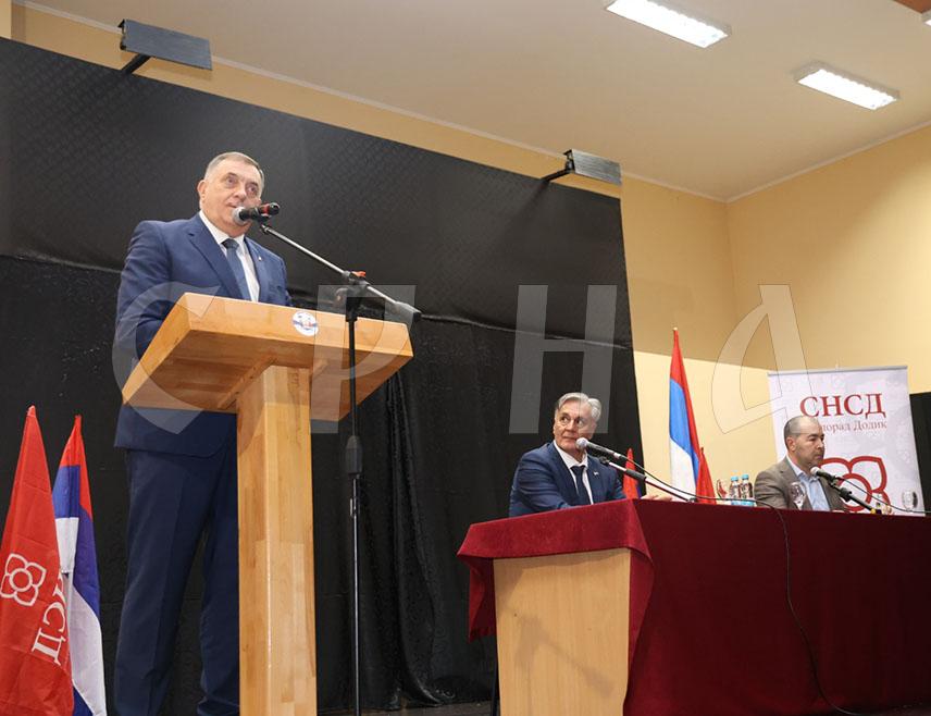 ЛОПАРЕ, 8. НОВЕМБРА /СРНА/ - Предсједник СНСД-а Милорад Додик истакао је вечерас у Лопарама да се гласом за кандидата ове странке за предсједника Републике Српске Синишу Карана на изборима пресуди онима који желе да елиминишу Српску.