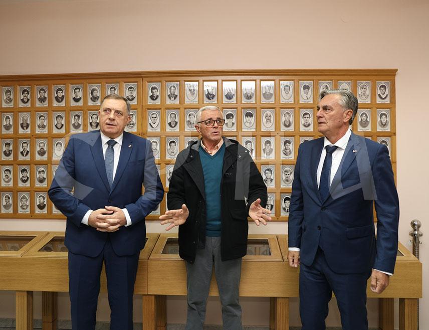 ЛОПАРЕ, 8. НОВЕМБРА /СРНА/ - Предсједник СНСД-а Милорад Додик и министар за научнотехнолошки развој и високо образовање Републике Српске Синиша Каран данас су у Лопарама посјетили спомен-собу погинулим борцима и цивилима који су страдали у Одбрамбено-отаџбинском рату.