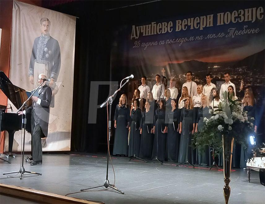 ТРЕБИЊЕ, 8. НОВЕМБРА /СРНА/ - Требиње је захваљујући пјеснику Јовану Дучићу и његовој визији израсло у град културе и поезије, у мјесто гдје се ријеч поштује и слави, рекао је вечерас градоначелник Мирко Ћурић на академији поводом "Дучићевих вечери поезије".
