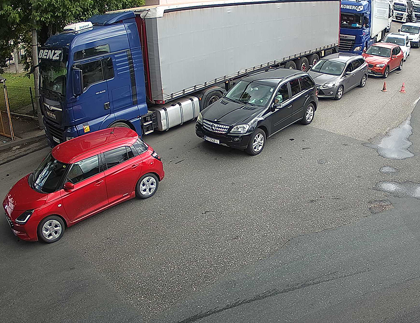 БАЊАЛУКА, 9. НОВЕМБРА /СРНА/ - Фреквенција возила појачана је на граничним прелазима Градишка и Градина на излазу из БиХ према Хрватској.