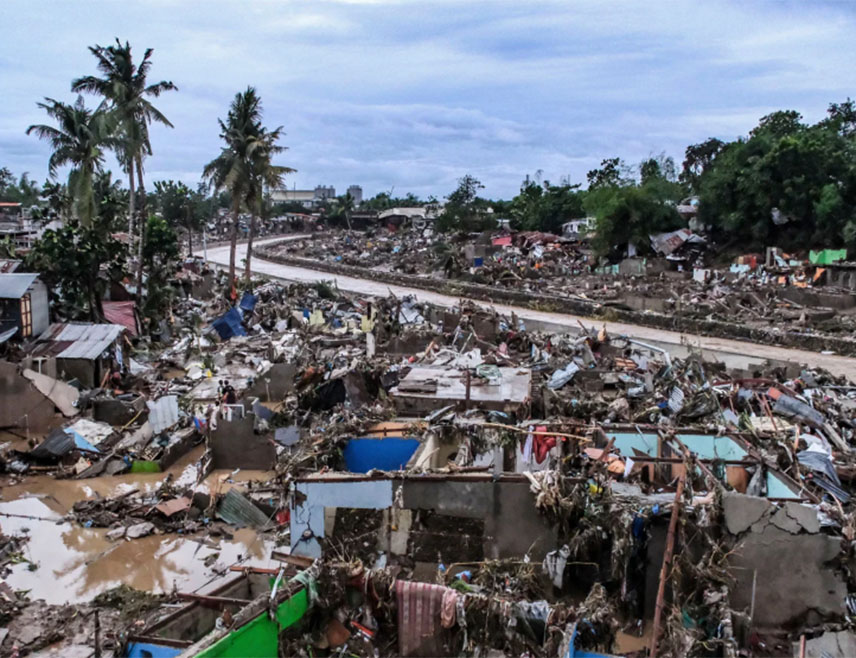 МАНИЛА, 9. НОВЕМБРА /СРНА/ - Више од милион људи је евакуисано, а најмање једна особа погинула је у поплавама на Филипинима прије очекиваног удара тајфуна "Фунг-вонг" у источном дијелу земље, саопштили су званичници.
