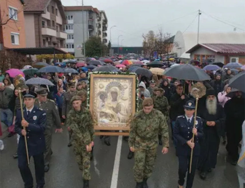 БЕОГРАД, 9. НОВЕМБРА /СРНА/ - У Пожегу је из манастира Хиландара стигла икона Пресвете Богородице Tројеручице, вјерна копија једне од највећих светиња православног свијета.