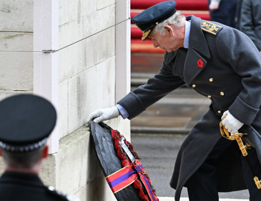 ЛОНДОН, 9. НОВЕМБРА /СРНА/ - Британски краљ Чарлс положио је вијенац код споменика Кенотаф у Лондону као знак сјећања на погинуле војнике у сукобима још од Првог свјетског рата.