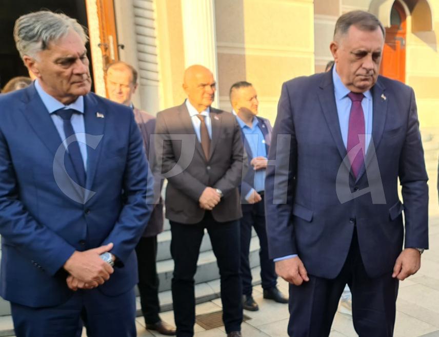 ТЕСЛИЋ, 9. НОВЕМБРА /СРНА/ - Предсједник СНСД-а Милорад Додик и министар за научнотехнолошки развој и високо образовање Републике Српске Синиша Каран посјетили су данас парохијски дом посвећен краљу Драгутину, који се гради у порти спомен-храма Пресвете Тројице у Теслићу.