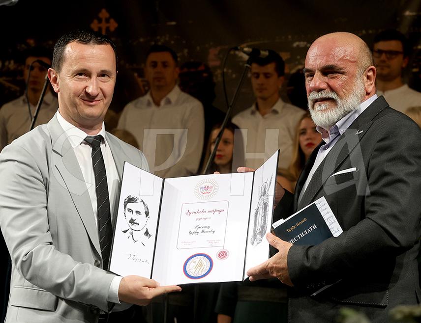 ТРЕБИЊЕ, 9. НОВЕМБРА /СРНА/ - Додјелом Дучићеве награде пјеснику Ђорђу Нешићу вечерас је у Требињу завршена манифестација "Дучићеве вечери поезије".