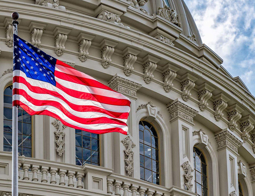 ВАШИНГТОН, 10. НОВЕМБРА /СРНА/ - Амерички Сенат усвојио је током протекле ноћи републикански закон о привременом финансирању институција САД, захваљујући гласовима осам демократа који су подржали да се крене даље са пакетом који би поново отворио савезну аадминистрацију, преноси "Аксиос".