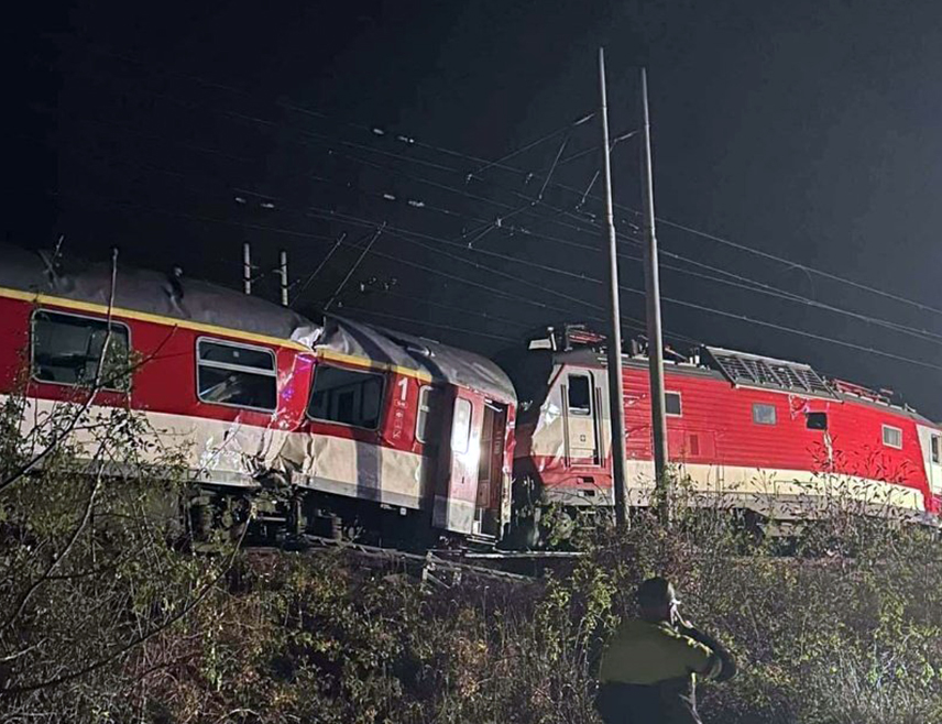 БРАТИСЛАВА, 10. НОВЕМБРА /СРНА/ - Једанаест путника пребачено је у болницу након судара возова недалеко од главног града Словачке Братиславе, јавила је Словачка радио-телевизија /СТВР/.