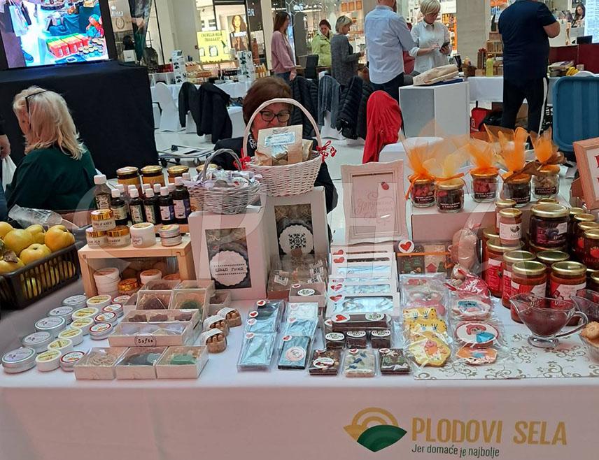 СРБАЦ, 10. НОВЕМБРА /СРНА/ - Удружење жена Србац освојило је двије златне медаље као колектив на овогодишњем пољопривредном сајму "Плодови села малих произвођача" у Бањалуци,  и то за љуту чоколаду са прженим љешником и чили папричицом коју припрема Брана Сувајац, те за медењак по рецептури Маре Митрић.