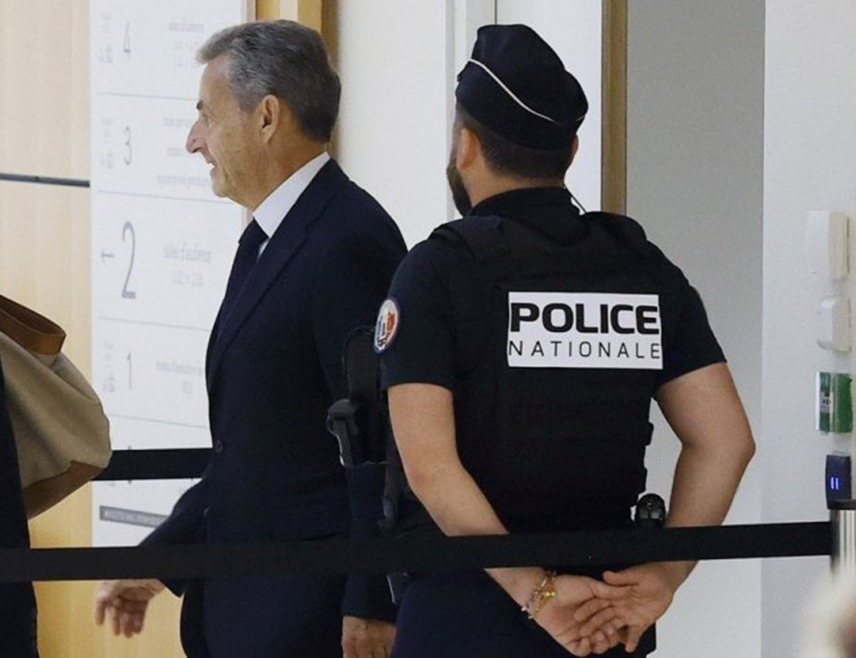 ПАРИЗ, 10. НОВЕМБРА /СРНА/ - Бивши француски предсjедник Никола Саркози затражио је од париског суда да га ослободи из затвора док чека одлуку о жалби, само неколико седмица након што је започео издржавање петогодишње казне због завјере за прикупљање средстава за кампању из Либије.