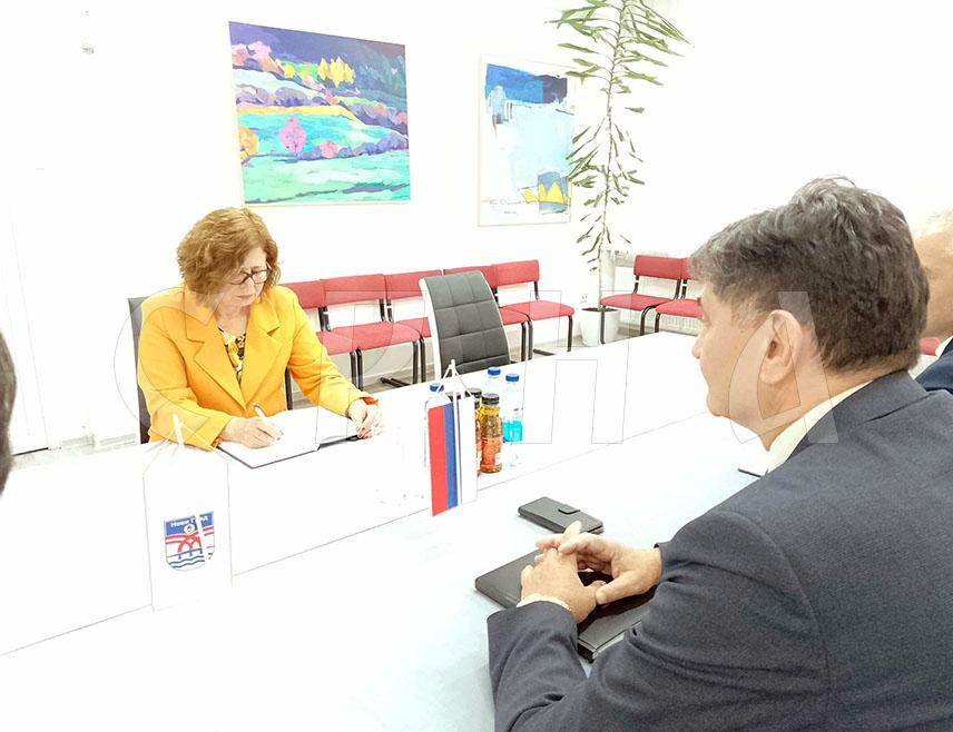 НОВИ ГРАД, 10. НОВЕМБРА /СРНА/ - Министар управе и локалне самоуправе Републике Српске Сенка Јујић рекла је да Закон о платама запослених у органима јединице локалне самоуправе, који је Народна скупштина Републике Српске усвојила у јулу, ступа на снагу 1. јануара 2026. године, а закључивање колективног уговора прије ступања на снагу овог закона било би противуставно и противзаконито.