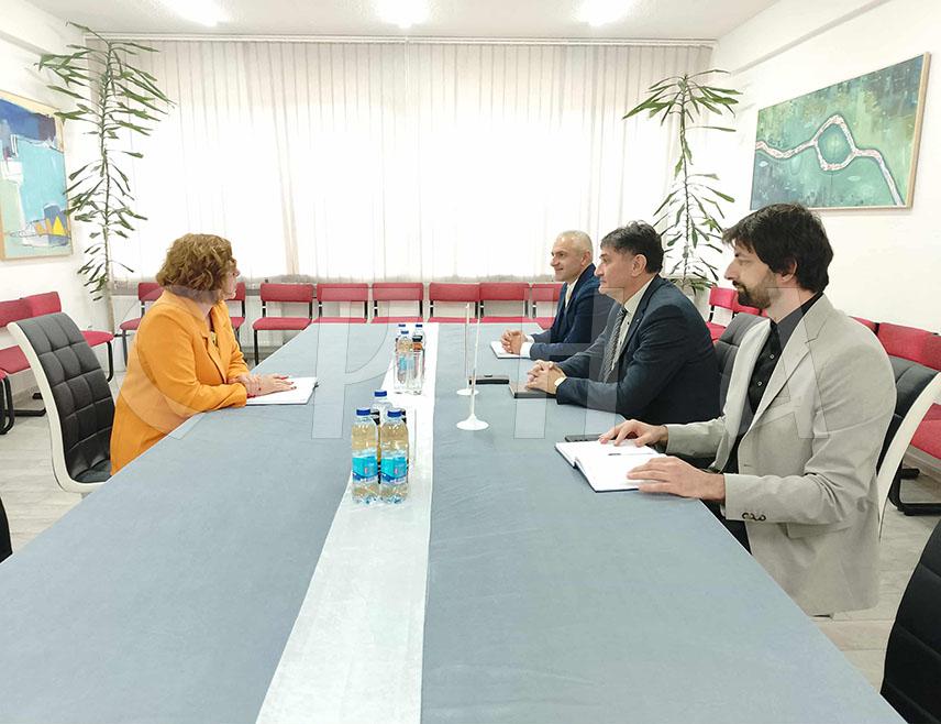 НОВИ ГРАД, 10. НОВЕМБРА /СРНА/ - Министар управе и локалне самоуправе Републике Српске Сенка Јујић апеловала је током данашње посјете Новом Граду на све надлежне институције да се ријеши проблем Трговске горе и заштити здравље грађана у сливу ријека Уне и Саве.