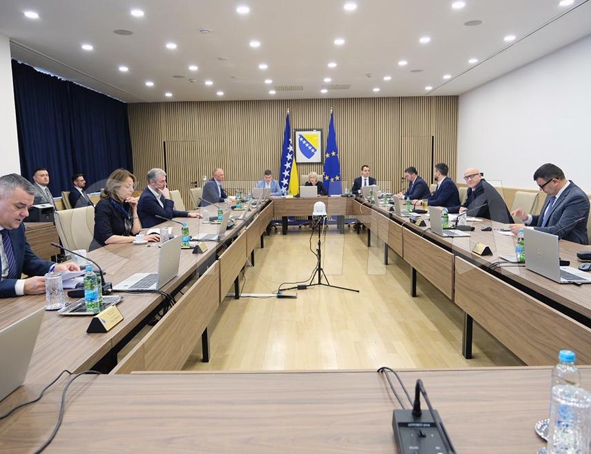 САРАЈЕВО, 12. НОВЕМБРА /СРНА/ - Нацрт закона о измјенама и допунама Закона о раду у институцијама БиХ на предложеном је дневном реду сједнице Савјета министара заказане за данас.