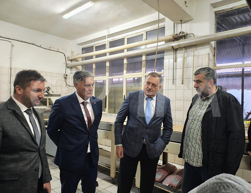 РОГАТИЦА, 10. НОВЕМБРА /СРНА/ - Предсједник СНСД-а Милорад Додик и министар за научнотехношки развој и високо образовање Републике Српске Синиша Каран стигли су у Рогатицу гдје ће посјетити фирму "Пауер".