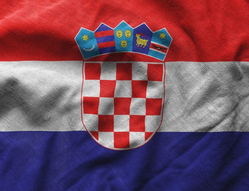 РИЈЕКА, 10. НОВЕМБРА /СРНА/ - Поздрав "За дом спремни" је, према научним сазнањима, увео усташки покрет и то је био поздрав Независне Државе Хрватске /НДХ/, одговорне за геноциде над Србима, Јеврејима и Ромима, саопштено је из Центра за истраживање Холокауста и геноцида у југоисточној Европи Универзитета у Ријеци.