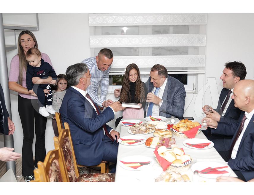 СОКОЛАЦ, 12. НОВЕМБРА /СРНА/ - Предсједник СНСД-а Милорад Додик и министар за научнотехношки развој и високо образовање Републике Српске Синиша Каран посјетили су данас вишечлану породицу Крунић на Сокоцу и том приликом поручили да је највећа радост када и у селима има доста дјеце.