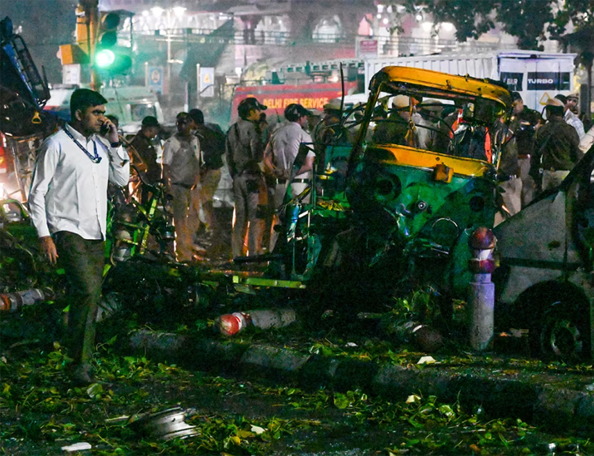 ЊУ ДЕЛХИ, 10. НОВЕМБРА /СРНА/ - Број погинулих од експлозије аутомобила у индијској пријестоници Њу Делхију порастао је на 13, изјавили су извори из полиције.