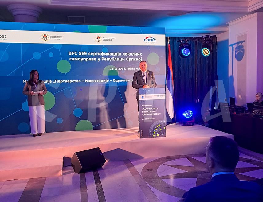 БАЊАЛУКА, 11. НОВЕМБРА /СРНА/ - У организацији Привредне коморе Републике Српске у Бањалуци је почела конференција под називом "Партнерство – инвестиције – одржив развој", на којој је предвиђена и свечана додјела сертификата локалним заједницама које су испуниле захтјев БФЦ СЕЕ стандарда за повољно пословно окружење.
