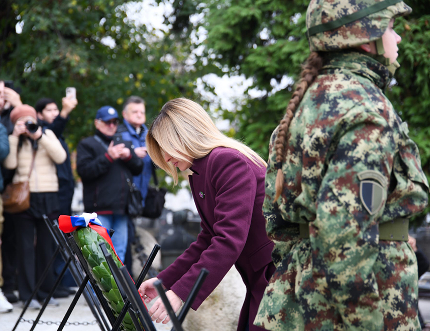БЕОГРАД, 11. НОВЕМБРА /СРНА/ – Државна церемонија полагања вијенаца у костурници бранилаца Београда одржана је данас у знак сјећања на 11. новембар, 1918. године, када је потписано примирје између побједничких сила Антанте и Њемачке.