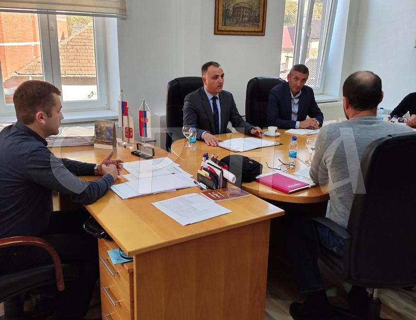 СРЕБРЕНИЦА, 11. НОВЕМБРА /СРНА/ - Помоћник министра за ветеринарства Републике Спрске Негослав Лукић изјавио је да ће у понедјељак, 17. новембра, бити потписани уговори између ресорног министарства и три ветеринарске станице из Братунца и Милића, које ће вршити редовни ветеринарски надзор на подручју општине Сребреница.