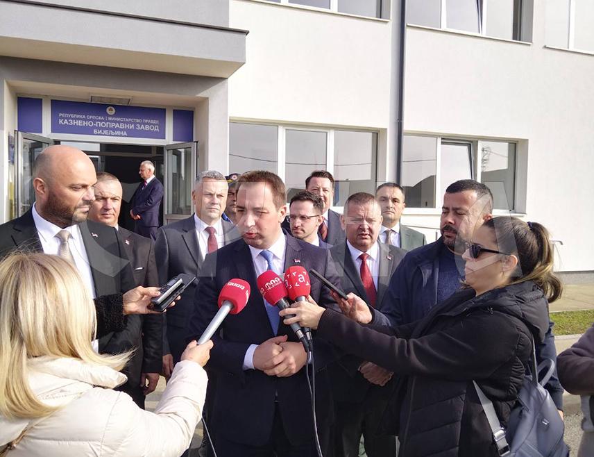 БИЈЕЉИНА, 11. НОВЕМБРА /СРНА/ - Министар правде Републике Српске Горан Селак изјавио је на отварању савремене притворске јединице Казнено-поправног завода /КПЗ/ у Бијељини да је и то примјер да се Српска залаже за владавину права.