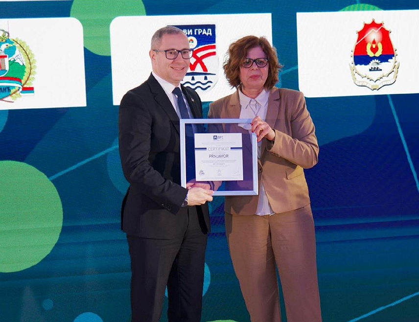 ПРЊАВОР, 11. НОВЕМБРА /СРНА/ - Додјела новог сертификата БФЦ СЕЕ граду Прњавору је признање за континуиран рад локалне администрације на унапређењу услова пословања, сарадње са привредом и развоја пословне инфраструктуре у том граду, изјавио је данас градоначелник Дарко Томаш.