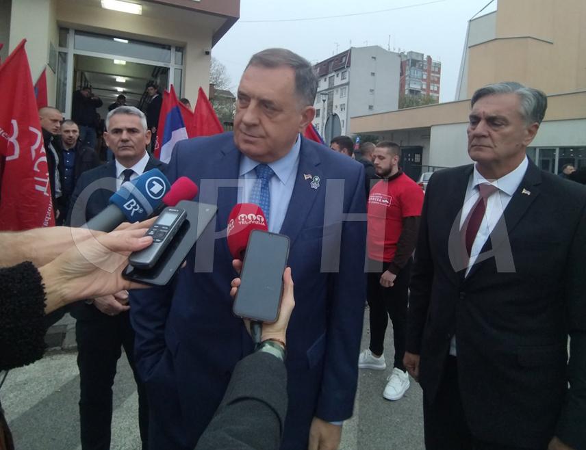 БРЧКО, 11. НОВЕМБРА /СРНА/ - Предсједник СНСД-а Милорад Додик поручио је данас да ће српски народ гласајући за кандидата СНСД-а Синишу Карана на предстојећим изборима бити у прилици да побиједи сарајевске институције и глобалисте који су судећи њему судили свим хришћанима у БиХ.