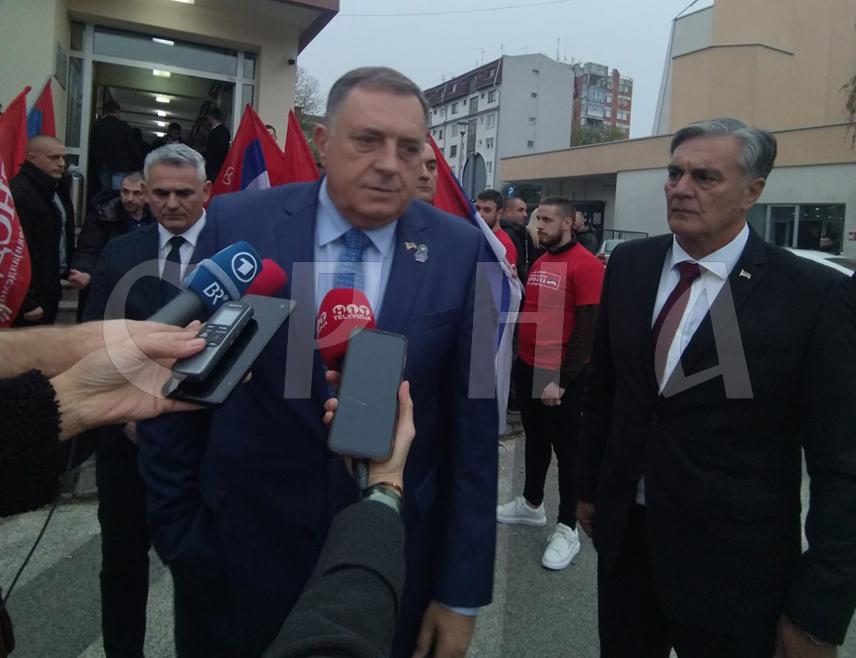 БРЧКО, 11. НОВЕМБРА /СРНА/ - Предсједник СНСД-а Милорад Додик поручио је данас да српски народ треба да памти и новим генерацијама преноси сјећање на то да су у Првом свјетском рату дали несумњив допринос у борби за слободу, али да су и страдални народ који је изгубио око трећину свог становништва.