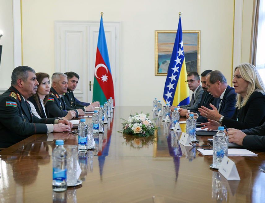 САРАЈЕВО, 11. НОВЕМБРА /СРНА/ - Српски члан Предсједништва БиХ Жељка Цвијановић и министар одбране Азербејџана генерал-пуковник Закир Хасанов истакли су на састанку да су билатерални односи БиХ и Азербејџана добри и пријатељски, те да има простора за унапређење свеукупне сарадње.
