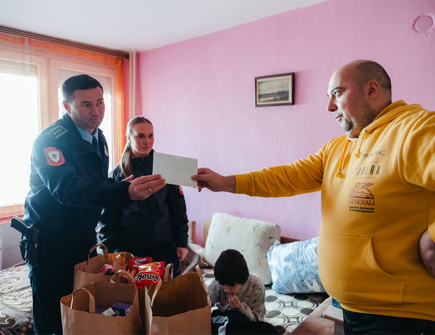 БАЊАЛУКА, 12. НОВЕМБРА /СРНА/ - Кадети 28. класе Полицијске академије МУП-а Републике Српске још једном су показали да осим што се образују да штите безбједност грађана и њихову имовину, у себи носе и осјећај хуманости.